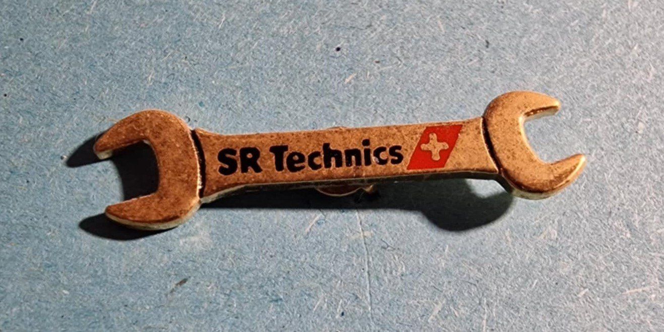 Swissair Placchette & Badge: Pin SR Technics – Usato da Härkingen venduto da specialshapes
