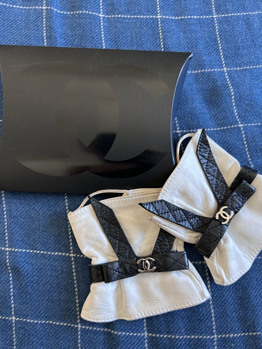 Chanel Guanti & manicotti: Original Chanel White Leather Gloves with Black Bows  – Usato da Biel/Bienne venduto da zit_v5yc