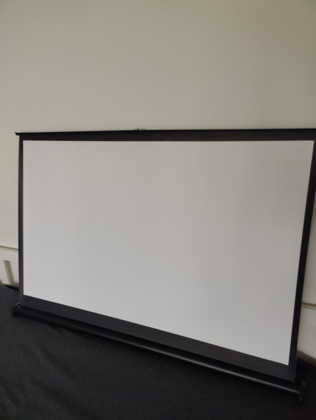 Videoprojektoren: Small Portable Desktop Projector Screen – Gebraucht aus Zürich von Caeirop 1