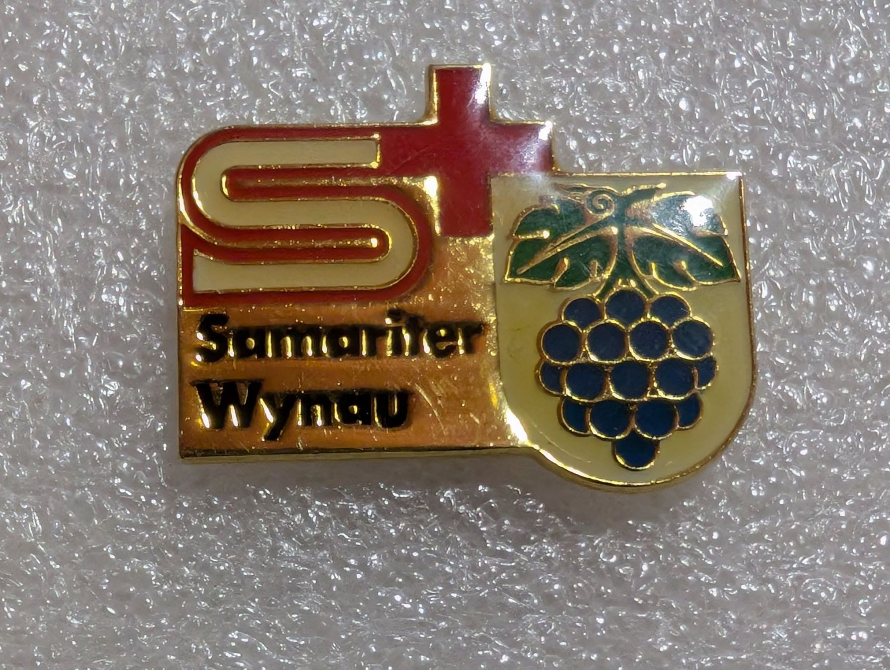 Placchette & Badge: Ansteckpin 147: Samariter Verein Wynau – Usato da Oppligen venduto da Pin-Fall-Shop