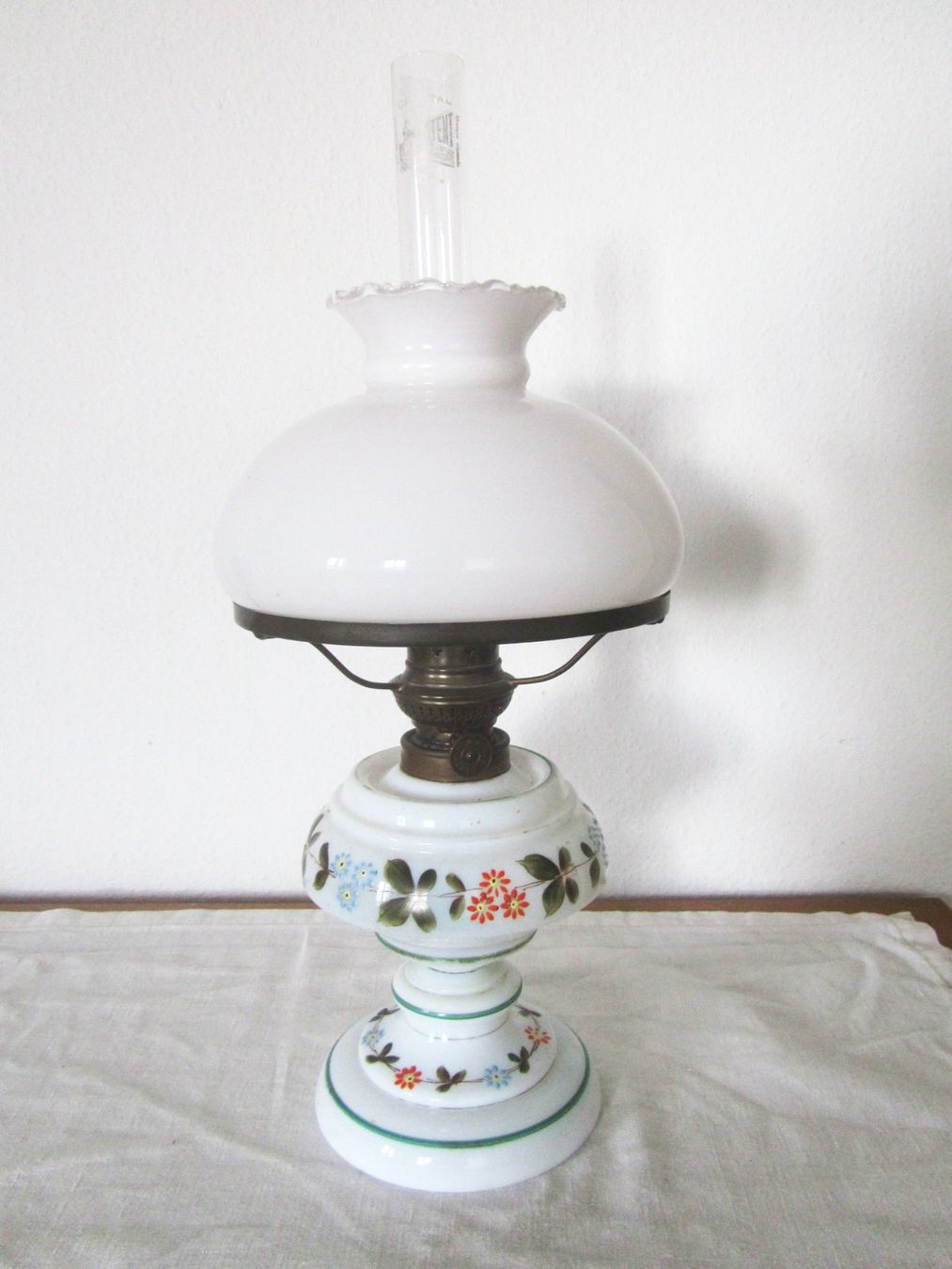 Lampen: Antike Petroleumlampe, Blumendekor, Glas – Gebraucht aus Seengen von mikelele