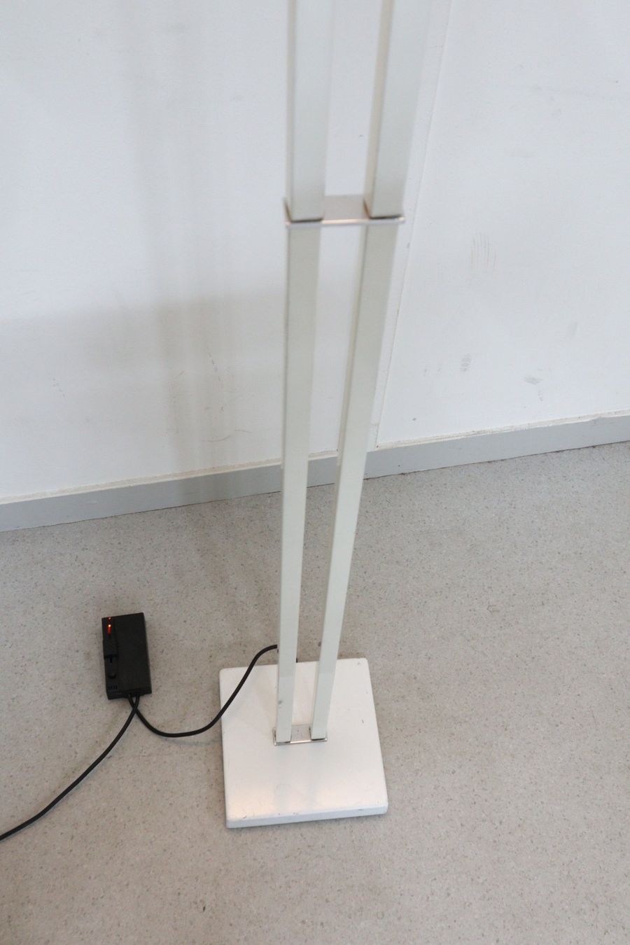 Lampen: Stehlampe weiss / chrom – Gebraucht aus Volketswil von brockipfannenstil 2