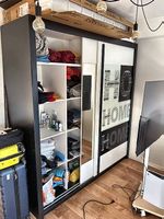 Grosser schwarzer Kleiderschrank  CHF 10