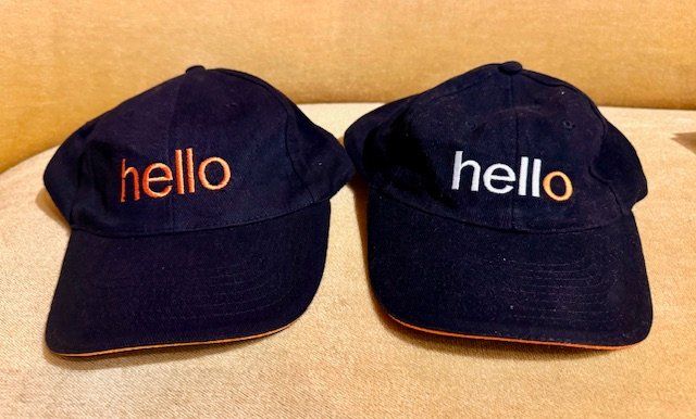 Copricapi, berretti & cappellini: Baseball Cap "hello" by Orange -2- Stück – Nuovo (secondo la descrizione) da Zollikon venduto da cyberbambi123