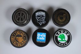 Konvolut 6 Eishockey-Pucks