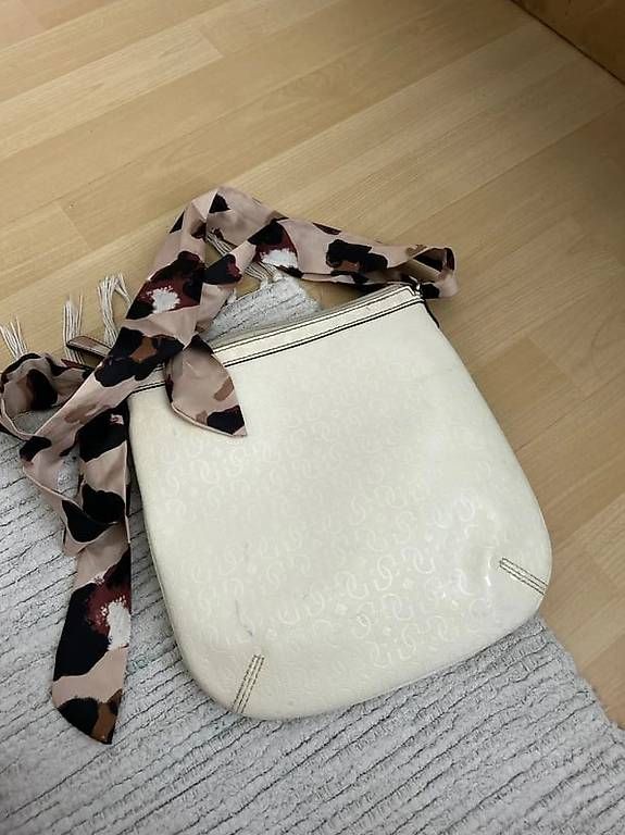 Borse da donna: Guess Handtasche Vintage – Usato da Bütschwil venduto da Mariia_Ch221 4