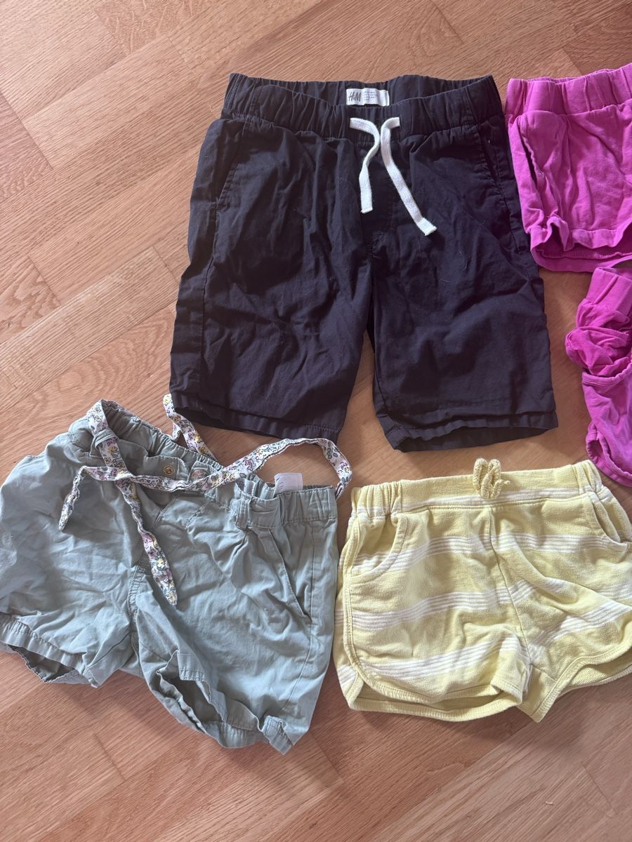 Pantaloni: 5 Kurze Hosen Mädchen 122-128 – Usato da Wädenswil venduto da dorodi 1