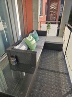 Balkon-/Gartenlounge mit Tisch und Polstern