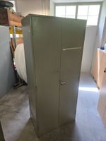 massiver Metallschrank mit 4 Tablaren 88x53cm H: 200cm 350.-