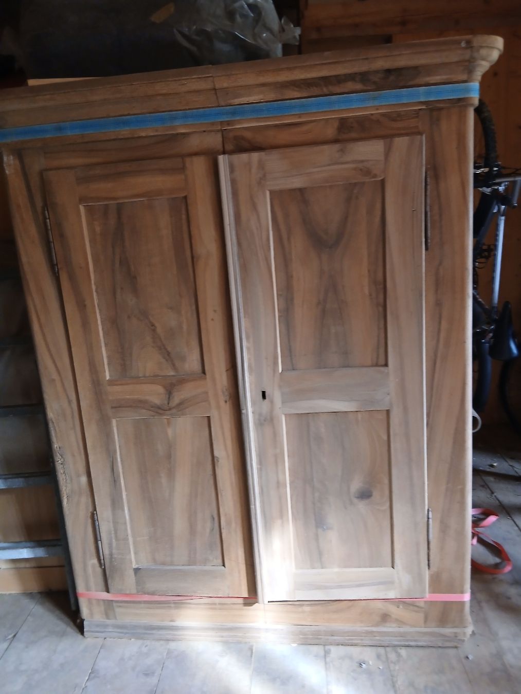 Armadi: Nussbaumschrank massiv – Usato da Nesslau venduto da Jakobi01