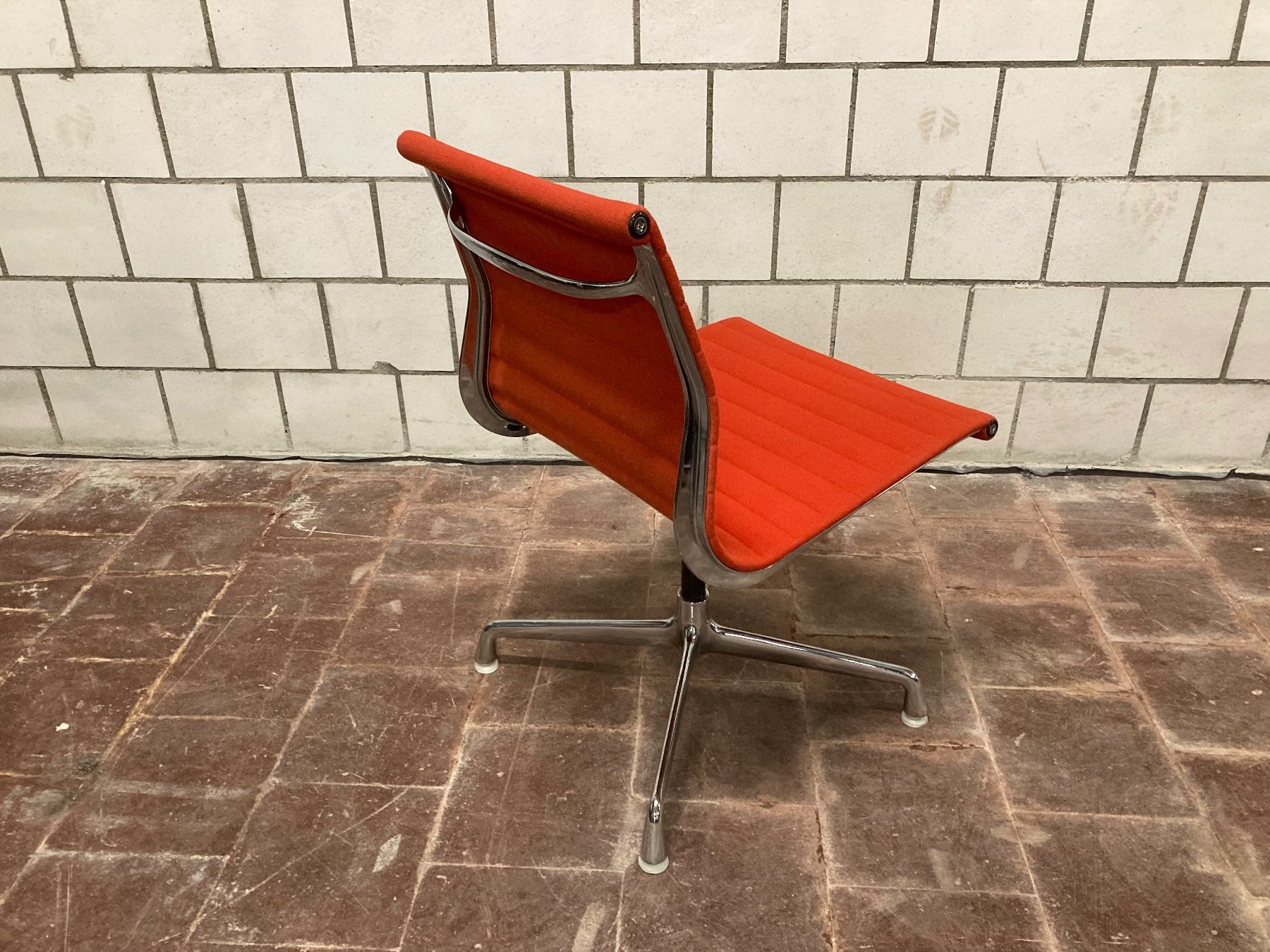Vitra Stühle: Vitra Eames Alu Chairs EA 105, Hopsack rot – Gebraucht aus Bern von Solid 3