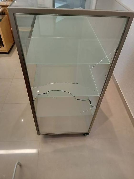 Vetrine: GRATIS Glasvitrine mit defekter rechter Seite – Difettoso da Widen venduto da dem_tdb9 5