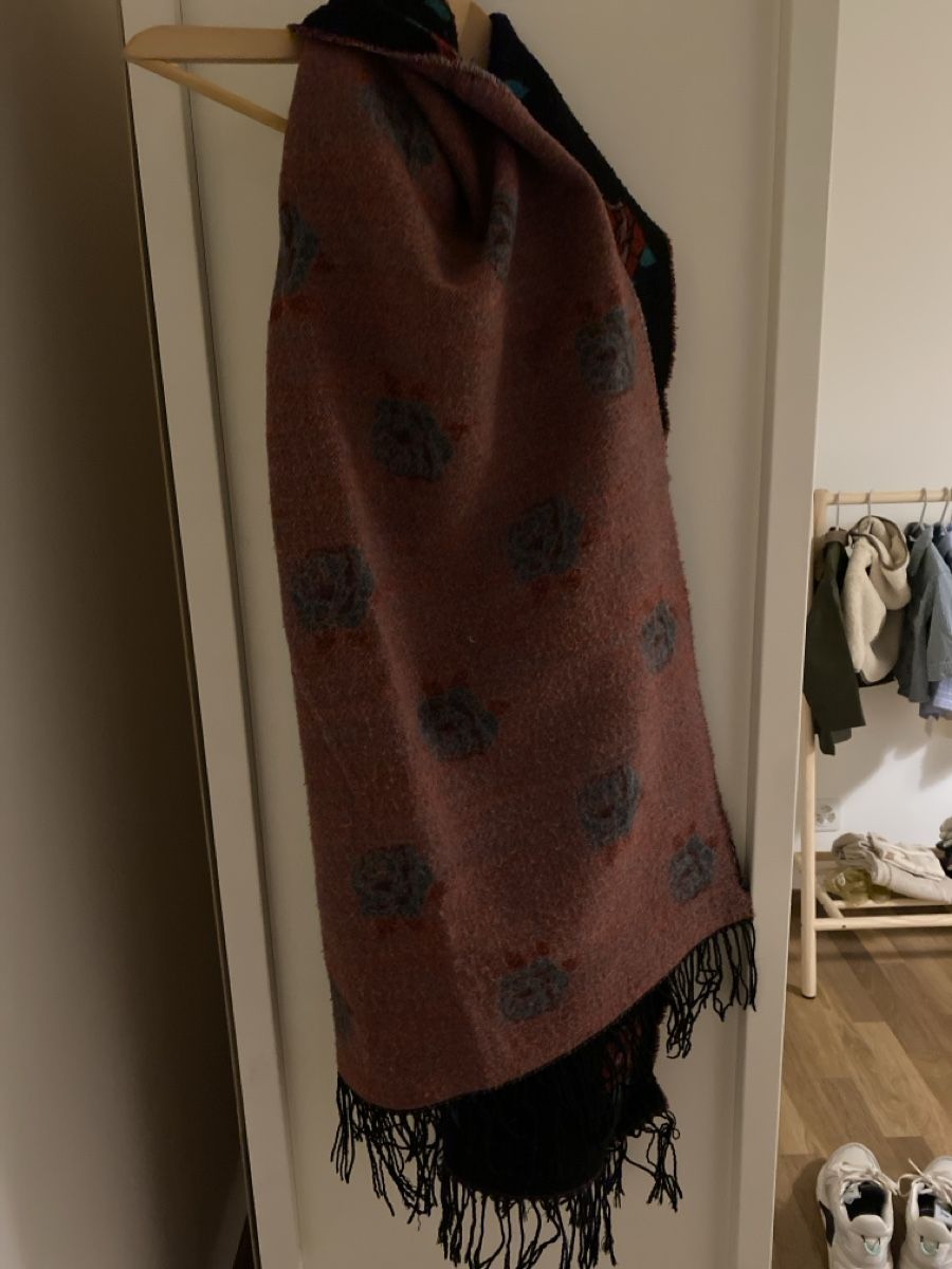 H&M Foulards, Tücher & Schals: Wendbarer Schal mit Rosenmuster schwarz/rosa – Gebraucht aus Basel von selinalivia 1