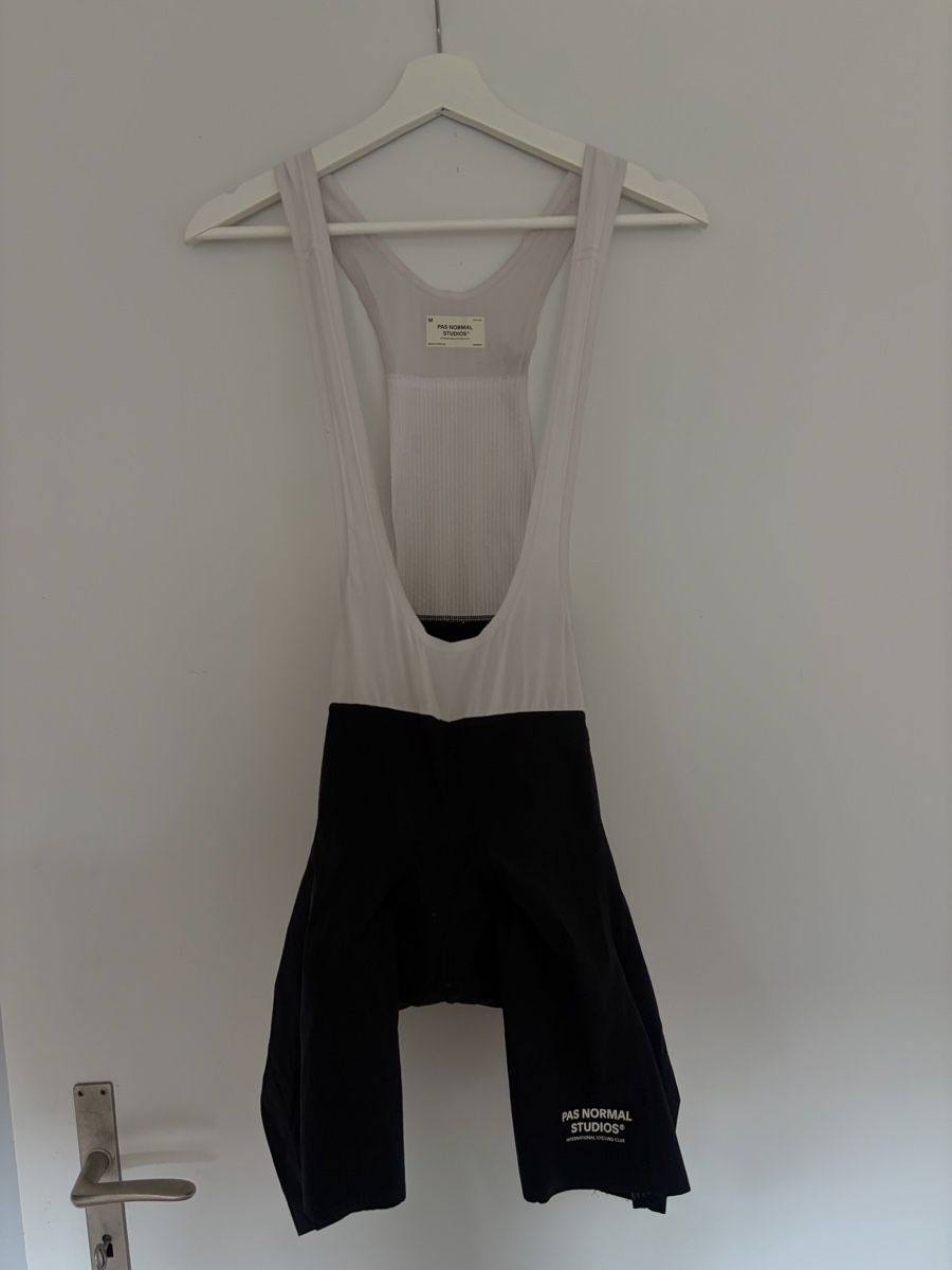 Pas Normal Studios Pantaloni: Pas Normal Studios Solitude Bib M  – Usato da Zürich venduto da Y.flitz