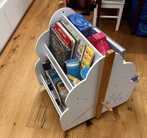 Mobiles Bücherregal auf Rollen