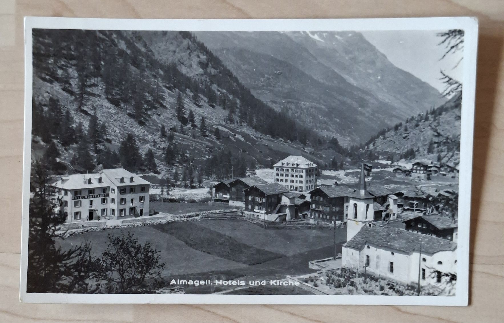 Cartoline postali: Ansichtskarte Saas-Almagell Hotels u. Kirche 1934 – Usato da Siebnen venduto da Leissav