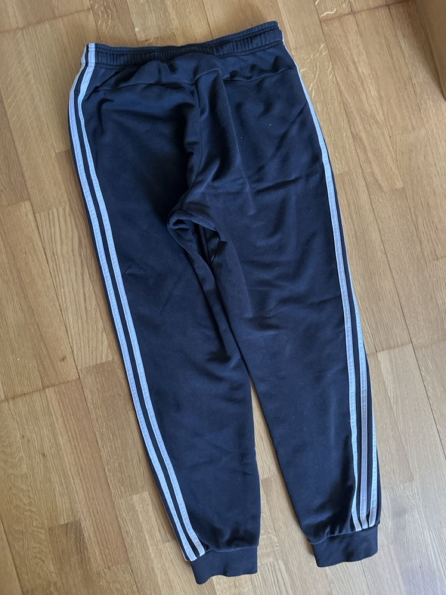 Adidas Pantaloni: Schwarze Adidas Trainingshose Gr. S – Usato da Basel venduto da zoralliv 2