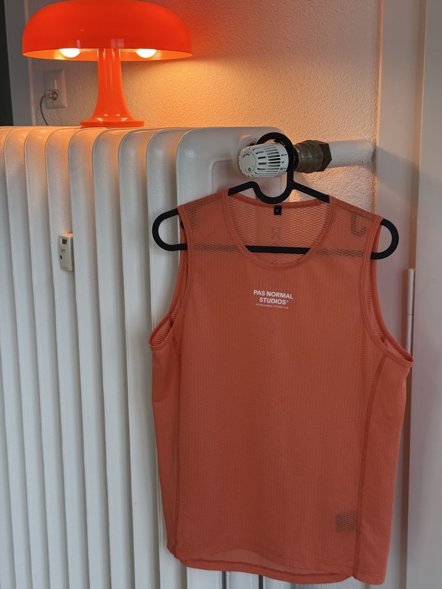 Pas Normal Studios Canottiere & Pantaloni: Pas Normal Studios Mechanism Jersey + Baselayer XL | Coral – Nuovo (secondo la descrizione) da Bern venduto da lea_2x97 2