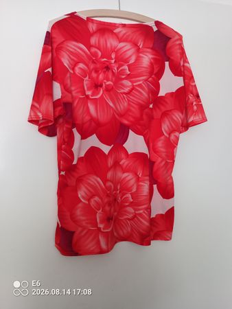 Rotes Shirt mit Blumenmuster
