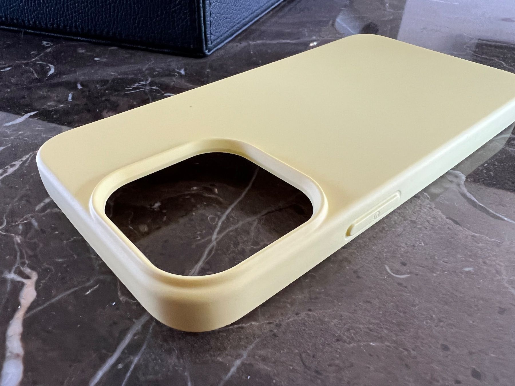 Apple Handys / Smartphones: Zitronengelbe IPhone 13 Pro Hülle – Neu (gemäss Beschreibung) aus Altendorf von wqv_97 3