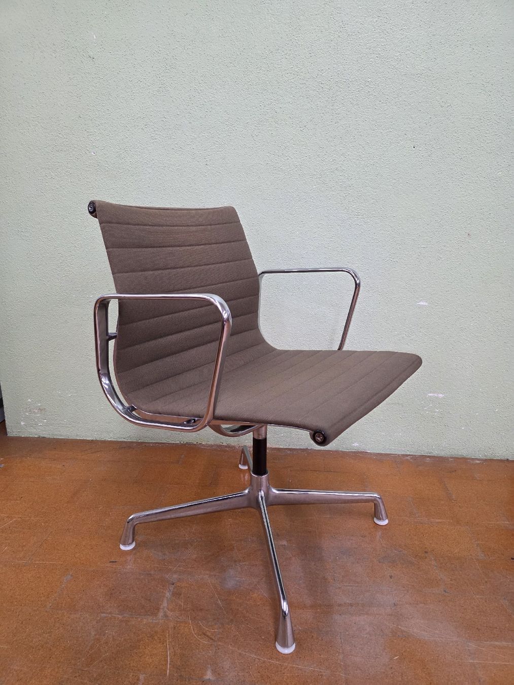 Herman Miller Sedie: Herman Miller EA 108 Designer Stuhl von Chares & Ray Eames – Usato da Lichtensteig venduto da UsedINStore