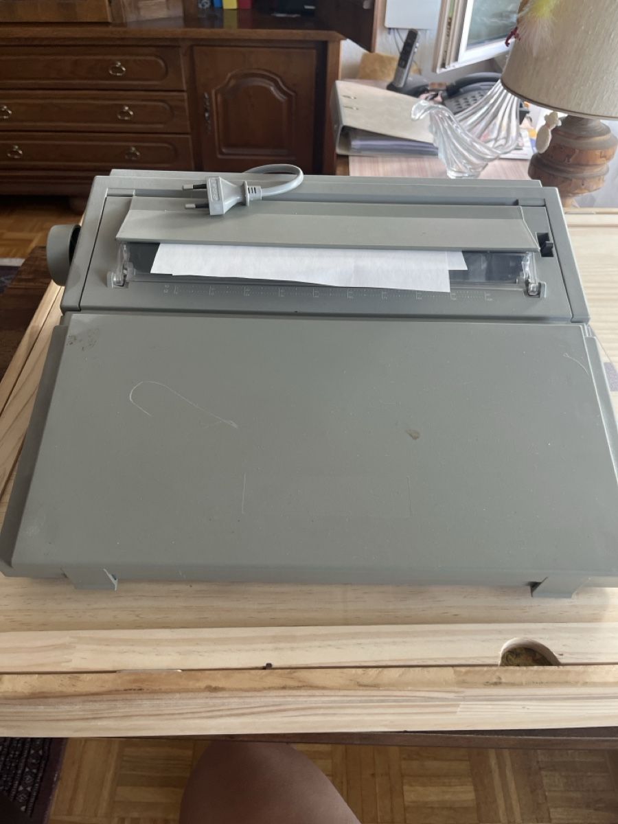 Macchine da scrivere: Schreibmaschine M-Office DW 110 gebraucht – Usato da Birsfelden venduto da r_f_y7ry