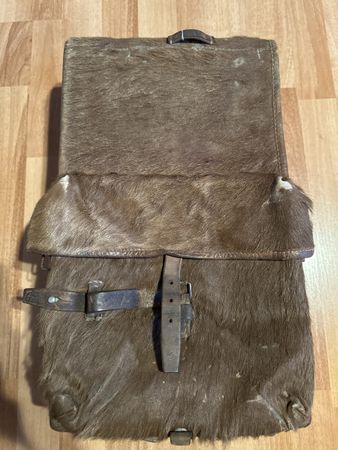 Schweizer Militärrucksack mit Kuhfell alt 46x27x12cm
