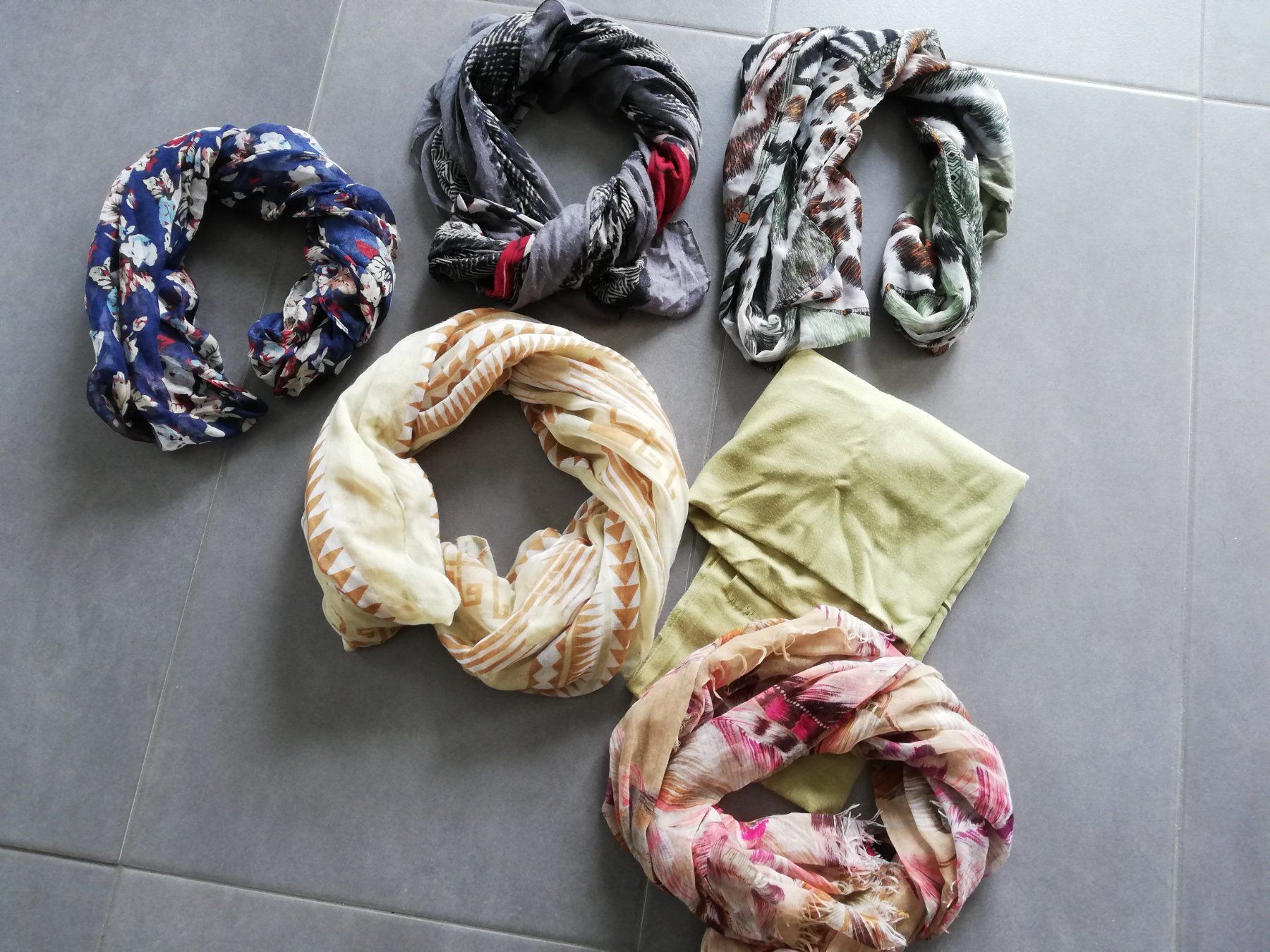 Foulard & Sciarpe: Schals diverse Farben 6 Stück – Usato da Untersiggenthal venduto da Marlen59 2