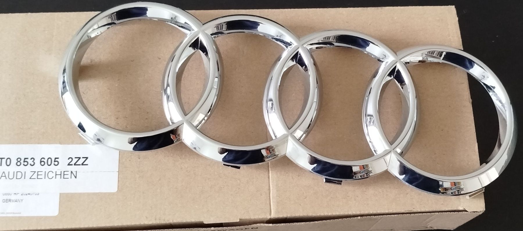 Audi Alle Autoersatzteile: Neues Audi Emblem / Logo - Originalverpackt – Neu und originalverpackt aus Rümlang von Trojka25