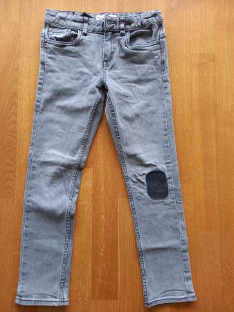 Graue Jeans, Grösse 140, The Slim, geflickt.