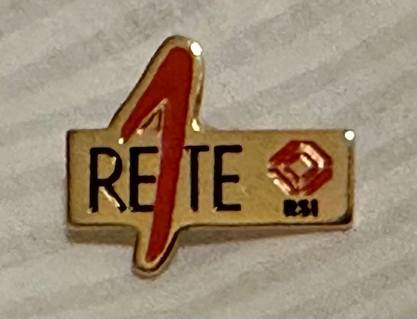 Spille & Fermagli: RSI - Rete 1 Pin‪ – Usato da Contone venduto da Chaos76