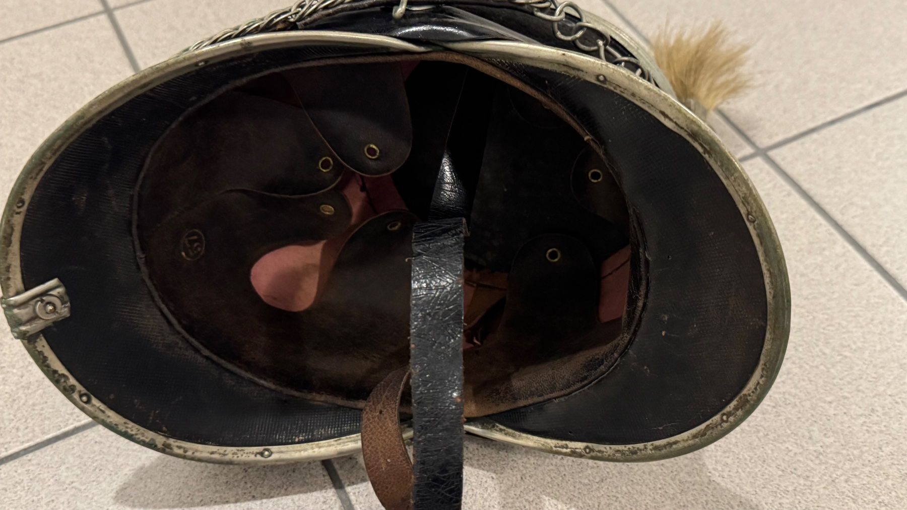 Schweizer Armee Uniformi & Effetti personali: Original Schweizer Dragonerhelm Kavallerie M1918 – Usato da Bremgarten AG venduto da Schussi 7