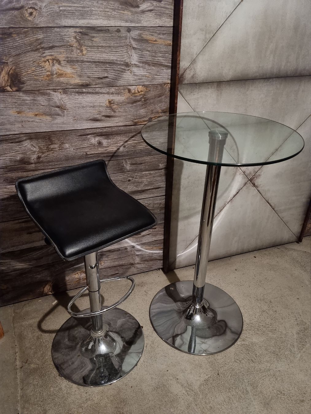 Tische: Glasbartisch mit verstellbarem Stuhl – Gebraucht aus Kesswil von mie_g89p
