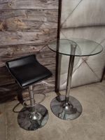 Glasbartisch mit verstellbarem Stuhl