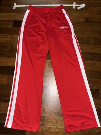 Rote Trainingshose mit weissem Streifen, Grösse XXS