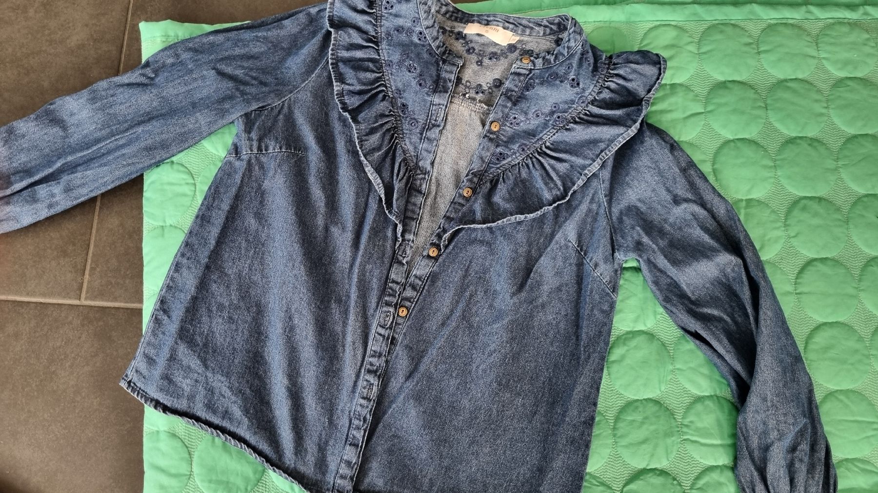 Camicette: Denim Bluse mit Rüschen, Grösse 34 blau – Usato da Bad Zurzach venduto da Mfritzli