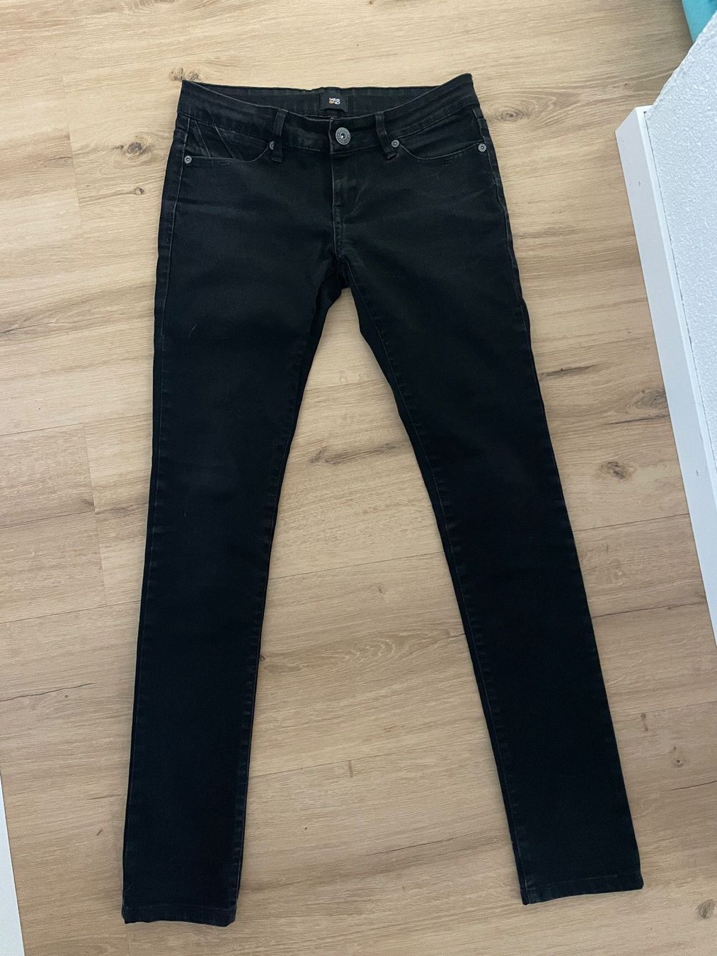 Yes Or No Jeans: Schwarze Jeans "Yes or No", Grösse 36 – Usato da Volketswil venduto da n_r_5gdf