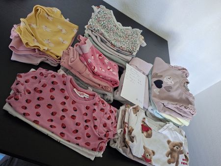 Mädchen Kleiderpaket Grösse 62/68 (29 Stück)