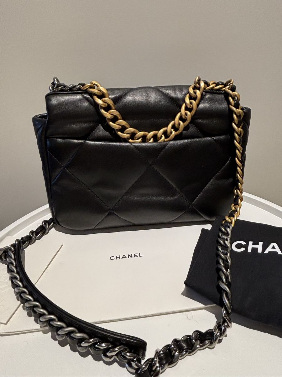 Chanel Borse da donna: CHANEL 19 Handbag Medium in Black Lambskin Practically  New – Nuovo (secondo la descrizione) da Winterthur venduto da Atelier.W 3
