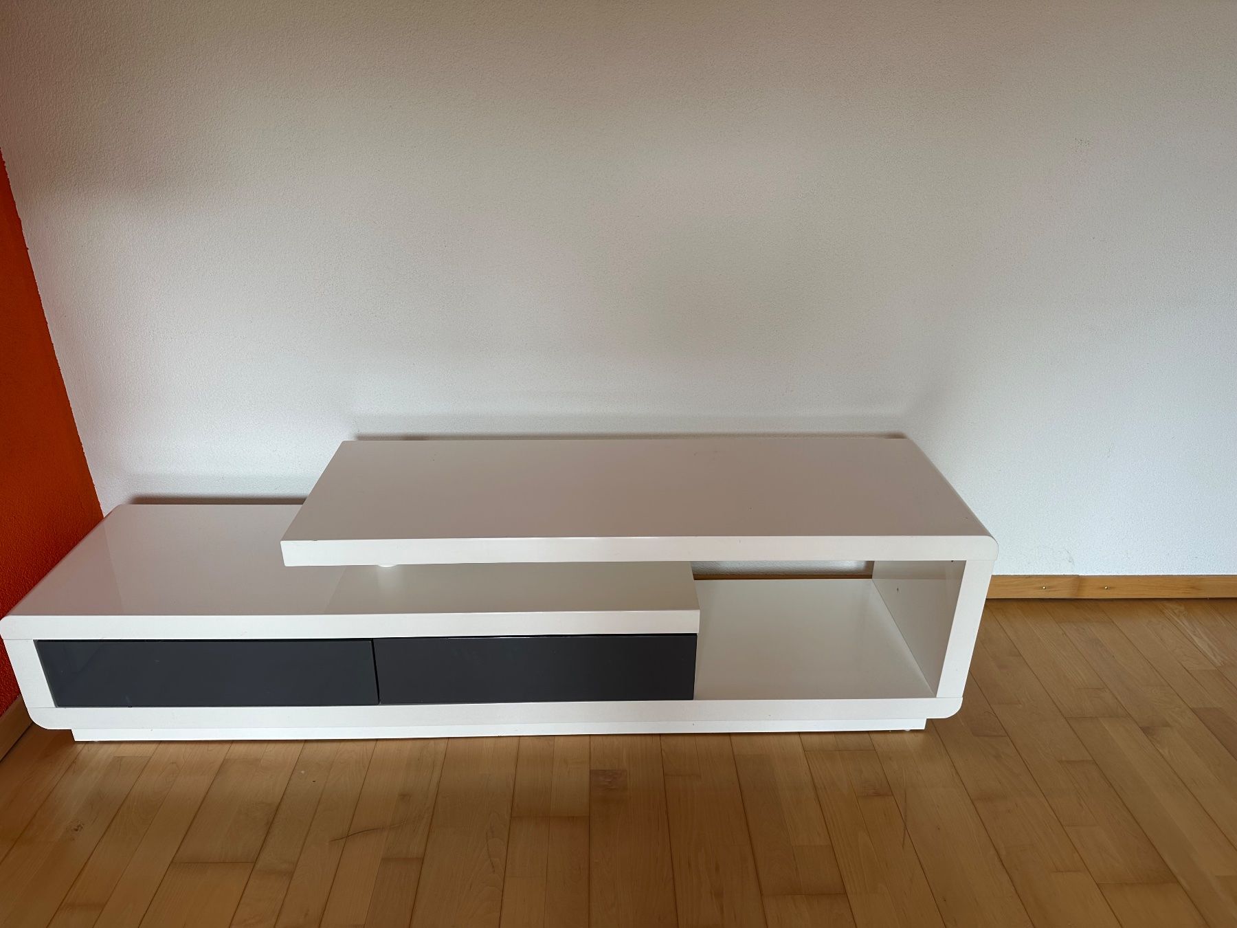 TV Möbel: Modernes TV-Möbel / Lowboard. Weiss mit dunklen Schubladen – Gebraucht aus Oberweningen von rst_f2vm