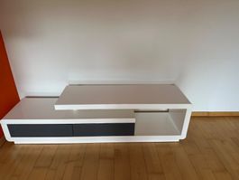 Modernes TV-Möbel / Lowboard. Weiss mit dunklen Schubladen