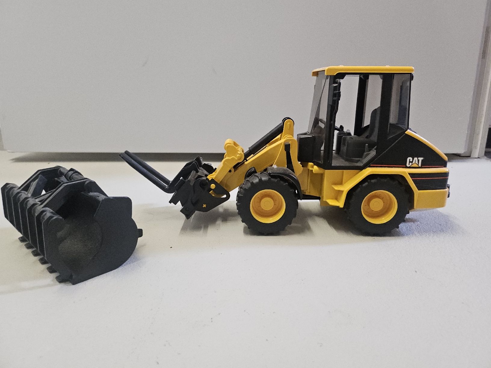 Bruder Spielzeuge: Bruder: Bagger CAT mit Schaufel und Gabel – Gebraucht aus Bellach von MWengler 1