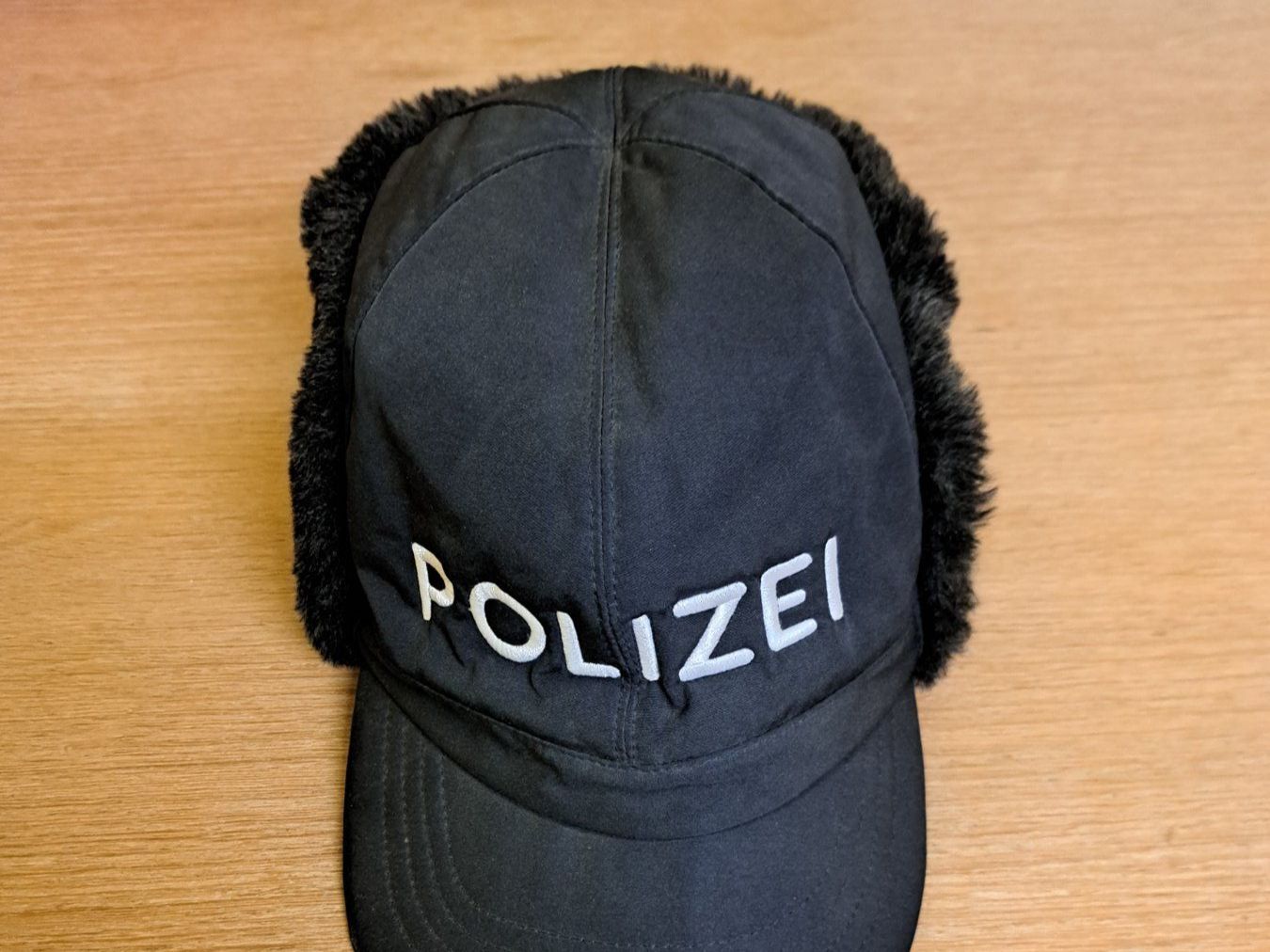 Chapeaux, bonnets & casquettes: Polizeimütze / Wintermütze – D'occasion à Bellikon par cebas23
