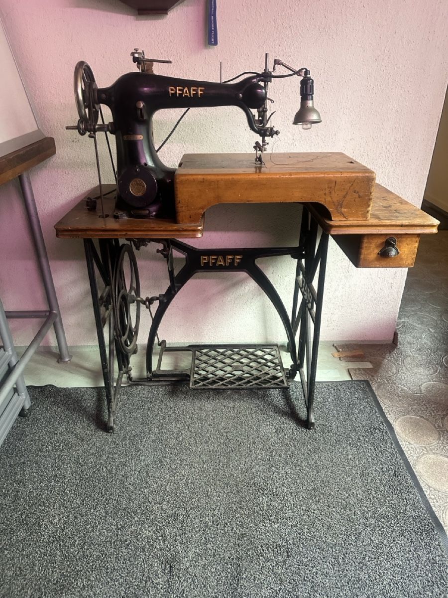 Pfaff Nähmaschinen: Pfaff lather sewing machine with iron frame acceptable – Gebraucht aus Elsau von MANWITHVAN