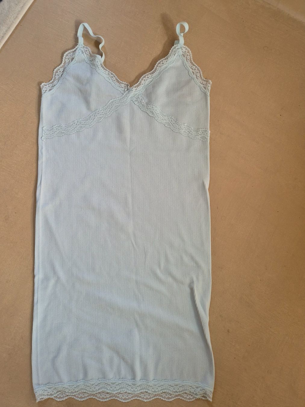 Vestiti: Hellblaues Sommerkleid/Unterkleid mit Spitze, Gr.M – Usato da Dietikon venduto da grafad