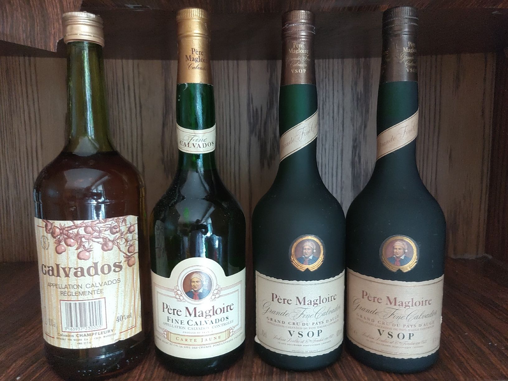 Bevande alcoliche: Calvados, Los 4 Flaschen – Nuovo e nell'imballaggio originale da Basel venduto da Basler_bieter