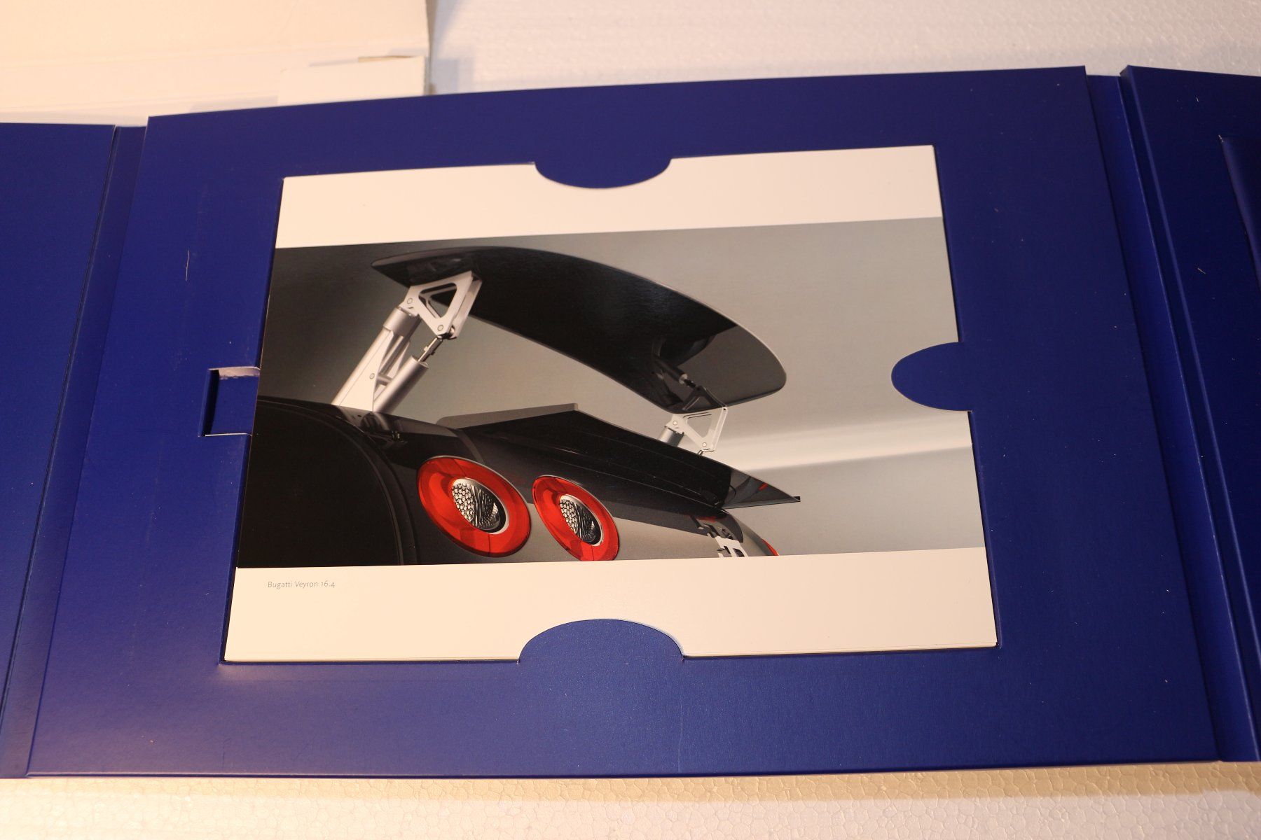 Bugatti Documenti: Pressemappe Bugatti Veyron 16.4 Genf 2003 – Nuovo e nell'imballaggio originale da Corminboeuf venduto da corbay 2