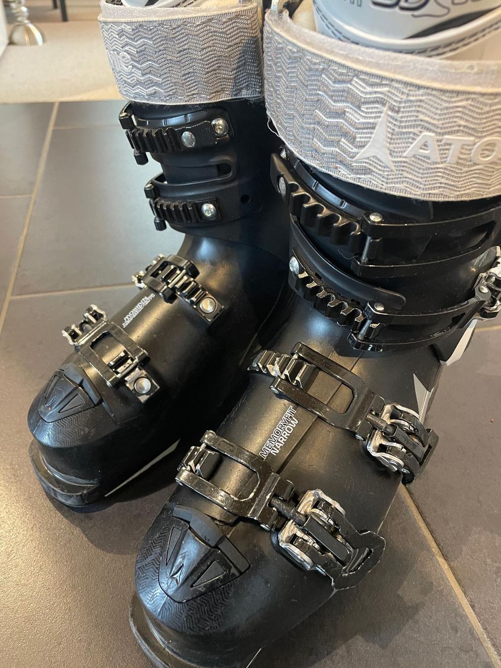 Atomic Damenschuhe: Atomic narrow fit Skischuh – Gebraucht aus Wilen b. Wil von Stoffeline 1
