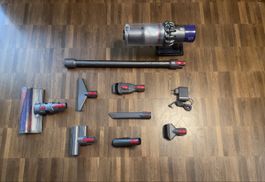 Dyson V10 mit Zubehoer Akku und Filter neu!!