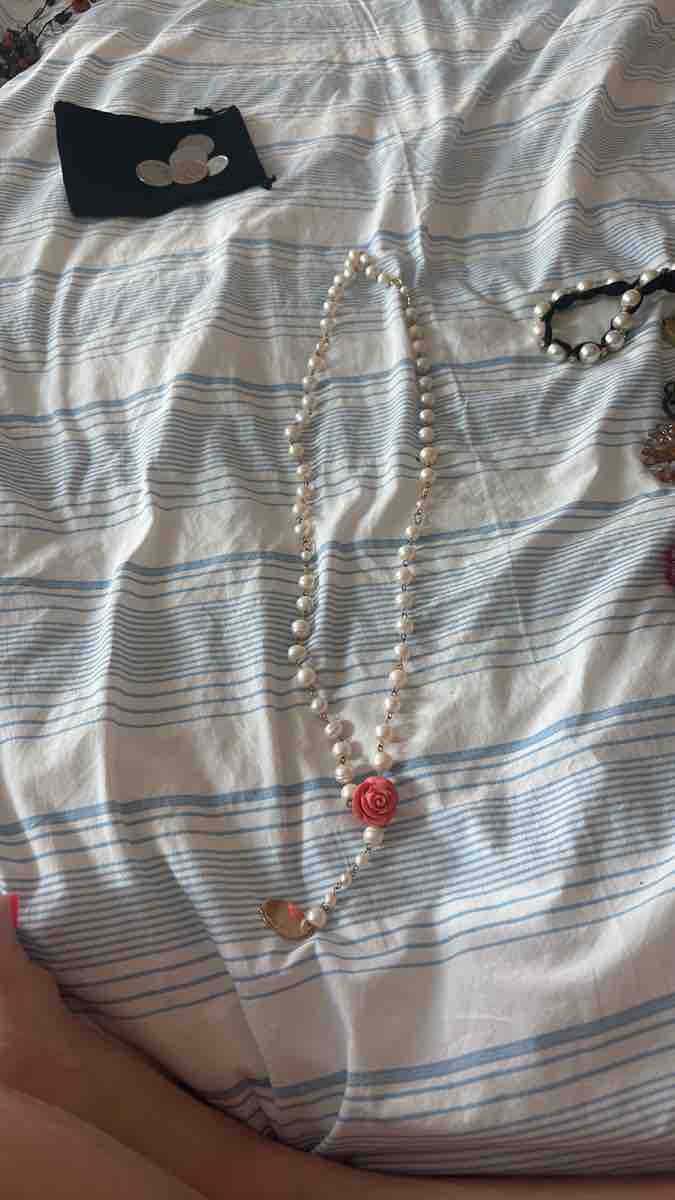 Catenine: Collier perles roses et fleur bon état – Usato da Puidoux venduto da ray_2b5z